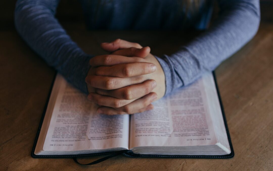 Bible_hands_pray