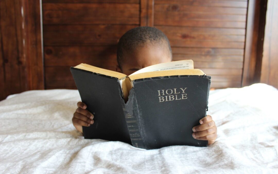 Child_reading_Bible