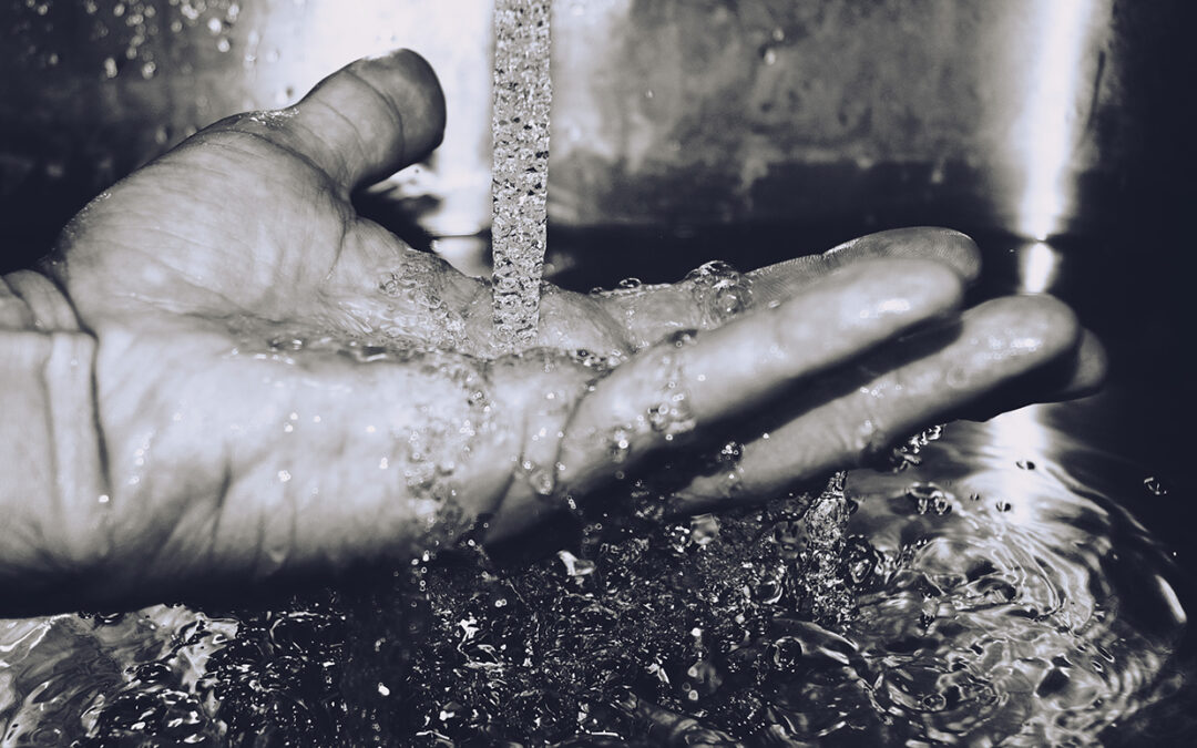 Hand_Water_BW