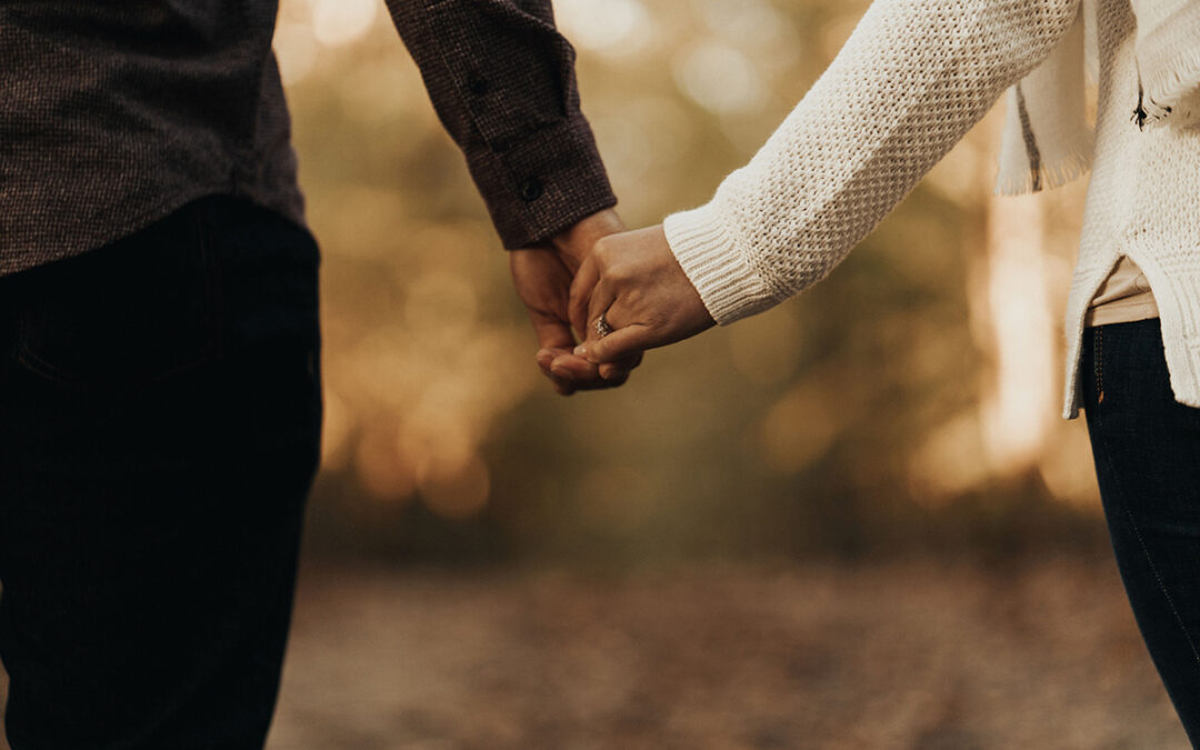 couple_holding_hands